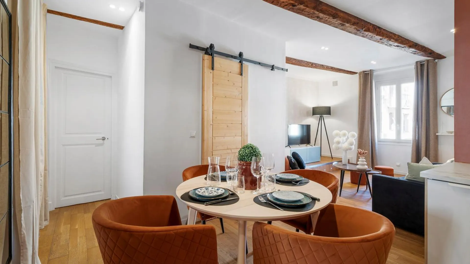 Nice Renting - 9B Massena - Chic Escape In The Heart Of Nice Comfort & Charm ! شقة